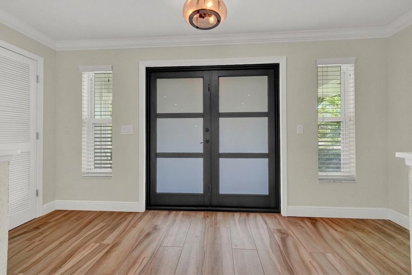 Welcome to this beautifully maintained golf course residence in - photo 5