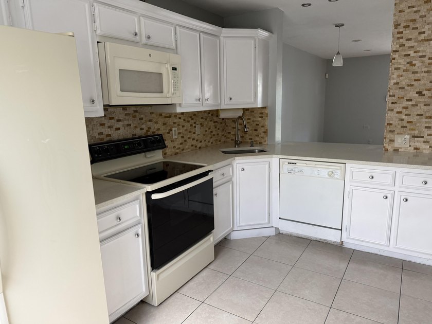 beatifull townhouse 2 bedrooms 2 bathrooms 1 half bathroom - photo 8