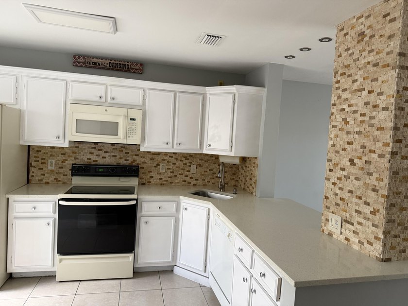 beatifull townhouse 2 bedrooms 2 bathrooms 1 half bathroom - photo 9