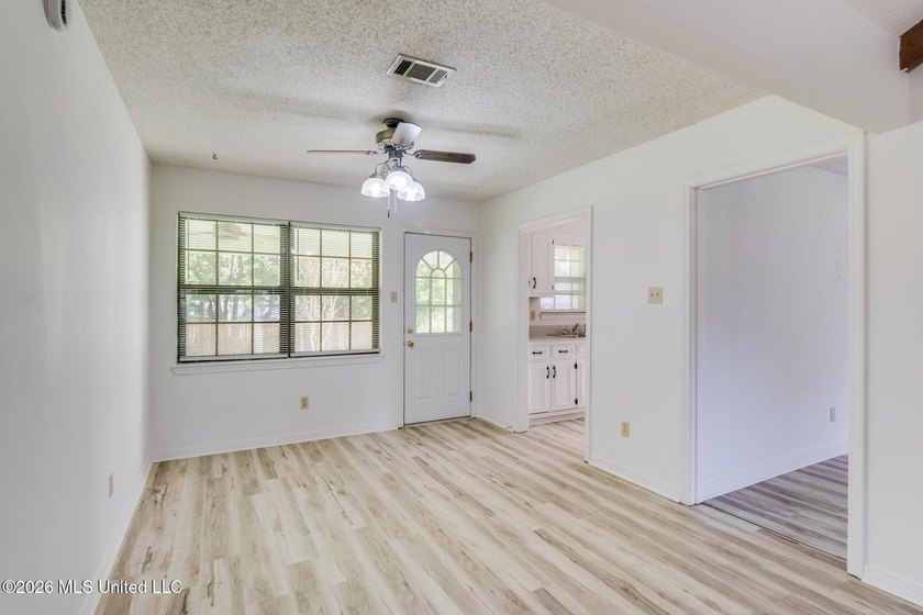 Spacious 3-bedroom, 2-bath home freshly updated and move-in - photo 4