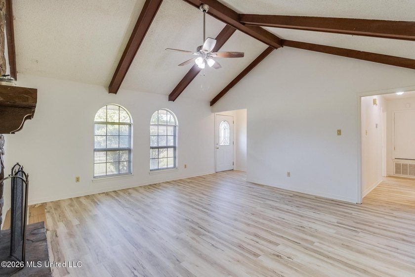Spacious 3-bedroom, 2-bath home freshly updated and move-in - photo 5