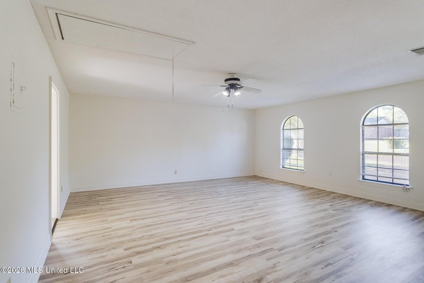 Spacious 3-bedroom, 2-bath home freshly updated and move-in - photo 6