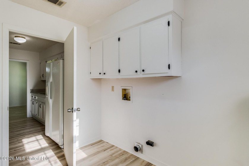 Spacious 3-bedroom, 2-bath home freshly updated and move-in - photo 8