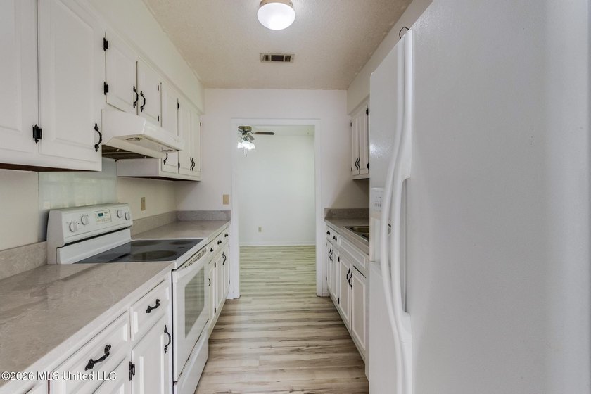 Spacious 3-bedroom, 2-bath home freshly updated and move-in - photo 9