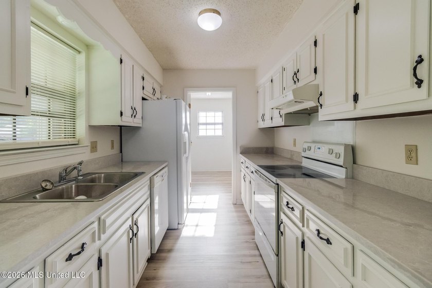 Spacious 3-bedroom, 2-bath home freshly updated and move-in - photo 10