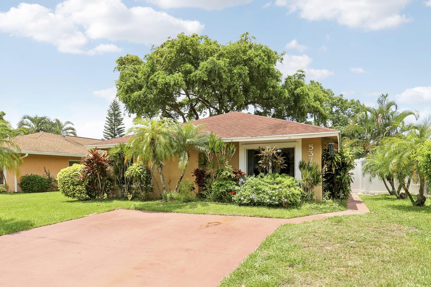 Welcome to this charming 3-bedroom, 2-bathroom villa situated in - photo 2