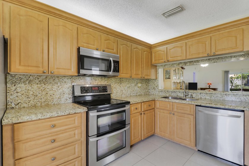 Welcome to this charming 3-bedroom, 2-bathroom villa situated in - photo 3