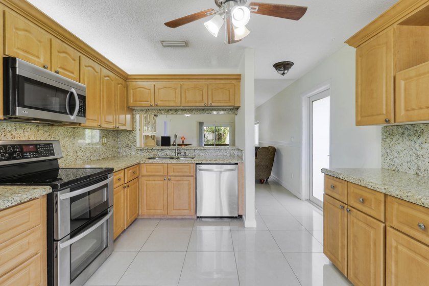 Welcome to this charming 3-bedroom, 2-bathroom villa situated in - photo 4