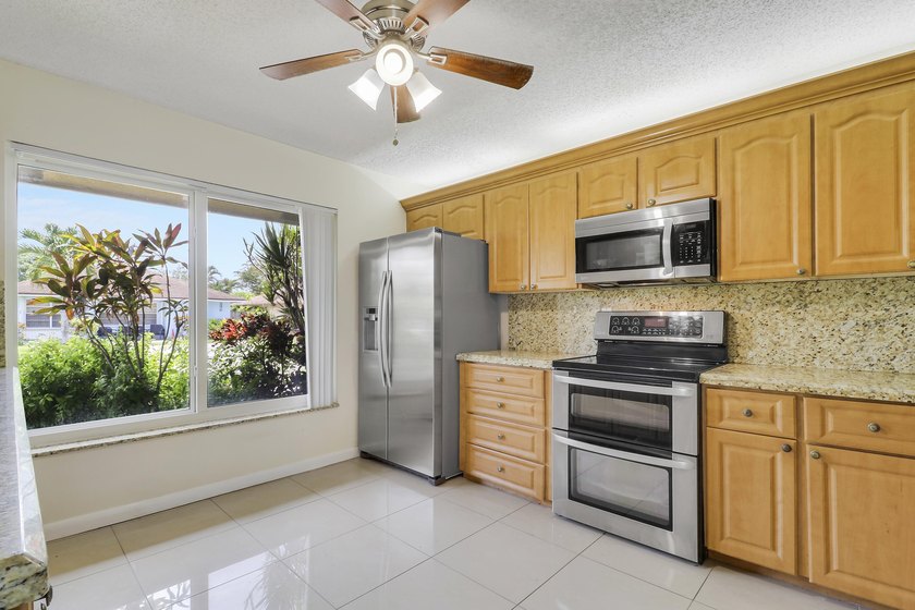Welcome to this charming 3-bedroom, 2-bathroom villa situated in - photo 6