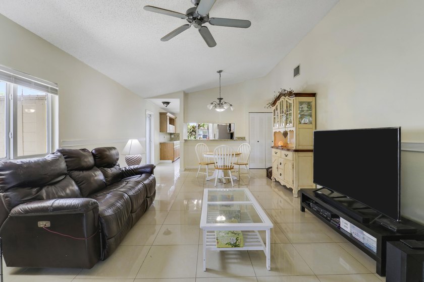 Welcome to this charming 3-bedroom, 2-bathroom villa situated in - photo 8