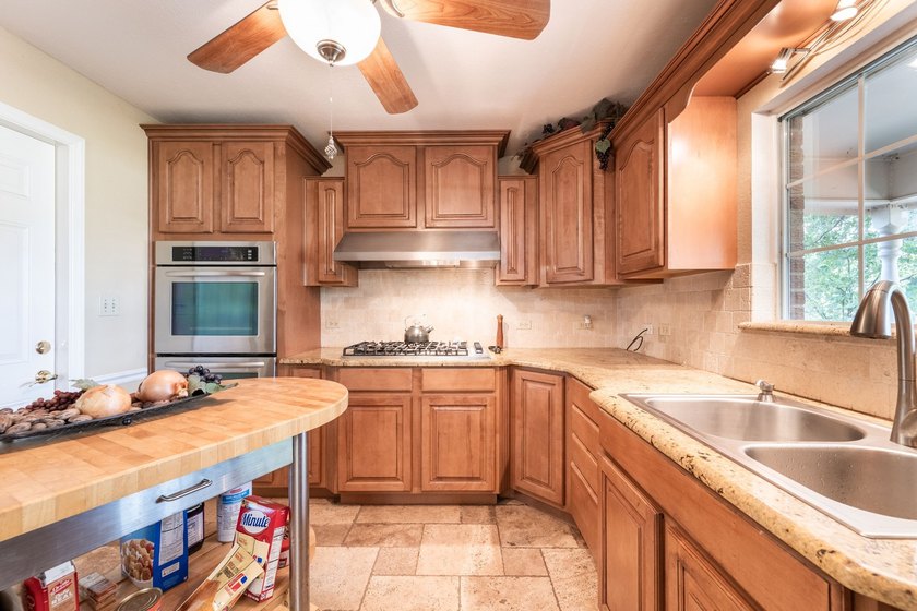 Charming 3 Bedroom Farmhouse on 1 Acre with additional covered - photo 15