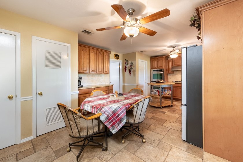 Charming 3 Bedroom Farmhouse on 1 Acre with additional covered - photo 19