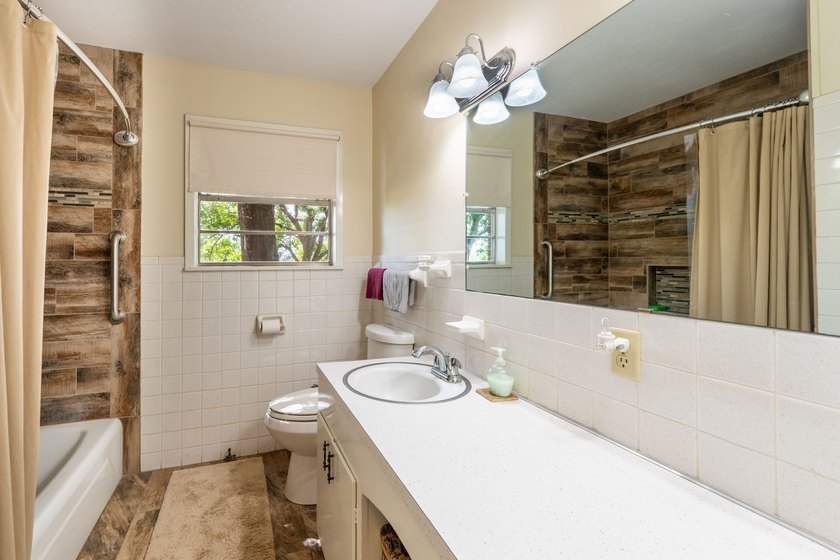 Charming 3 Bedroom Farmhouse on 1 Acre with additional covered - photo 22