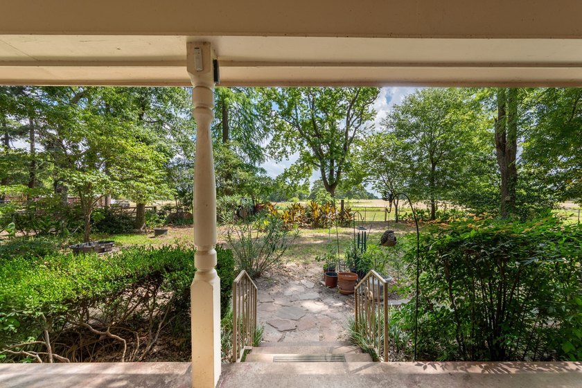 Charming 3 Bedroom Farmhouse on 1 Acre with additional covered - photo 30