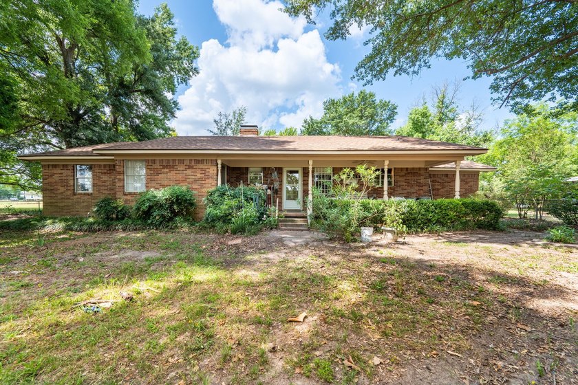 Charming 3 Bedroom Farmhouse on 1 Acre with additional covered - photo 31