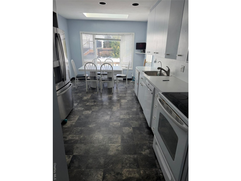 Welcome to this beautifully maintained 5 bedroom , 4 bathroom - photo 3
