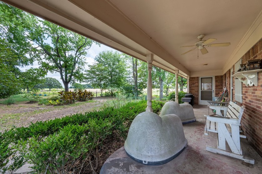 Charming 3 Bedroom Farmhouse on 1 Acre with additional covered - photo 34