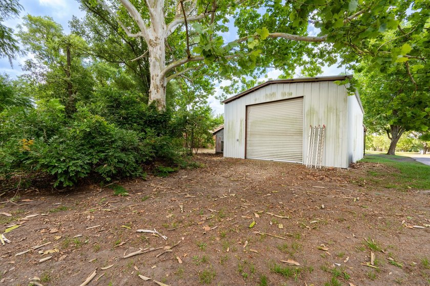 Charming 3 Bedroom Farmhouse on 1 Acre with additional covered - photo 37