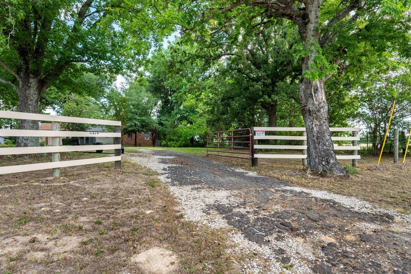 Charming 3 Bedroom Farmhouse on 1 Acre with additional covered - photo 38