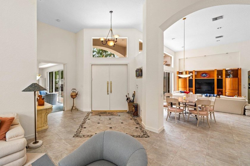 Incredible 4 BD 4 BA courtyard home in Woodfield Country Club - photo 2