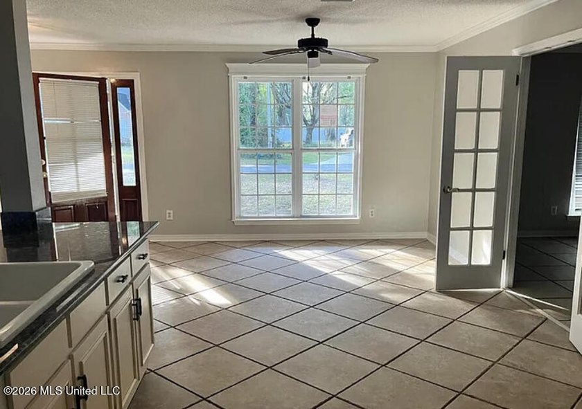 Spacious home in quiet neighborhood. Needs a bit of TLC but - photo 3