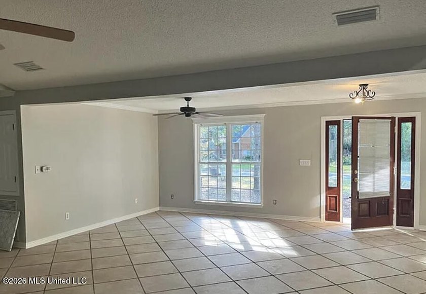 Spacious home in quiet neighborhood. Needs a bit of TLC but - photo 4