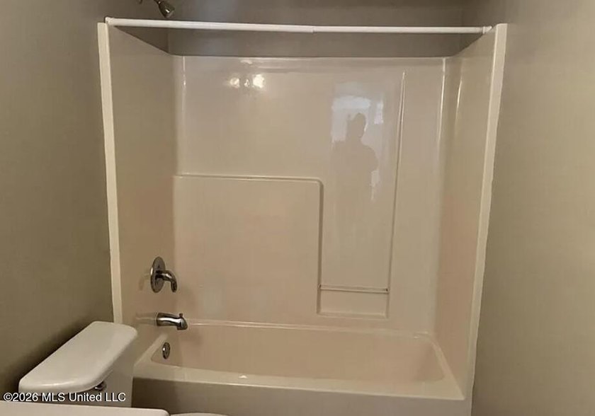 Spacious home in quiet neighborhood. Needs a bit of TLC but - photo 6