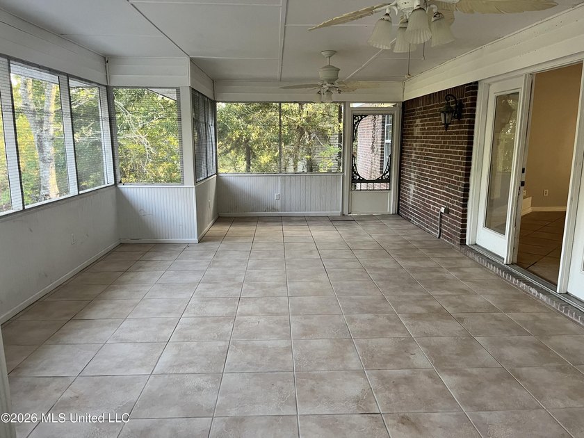 Spacious home in quiet neighborhood. Needs a bit of TLC but - photo 7