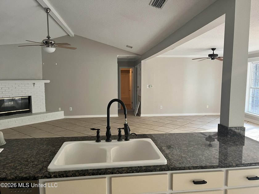 Spacious home in quiet neighborhood. Needs a bit of TLC but - photo 8