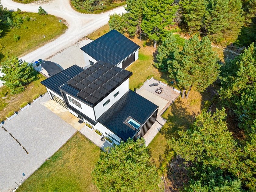 Quality, modern, energy efficient home with rock wall and foam - photo 3