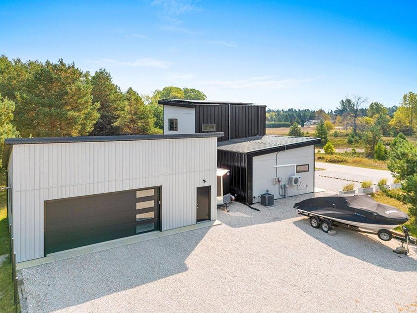 Quality, modern, energy efficient home with rock wall and foam - photo 7