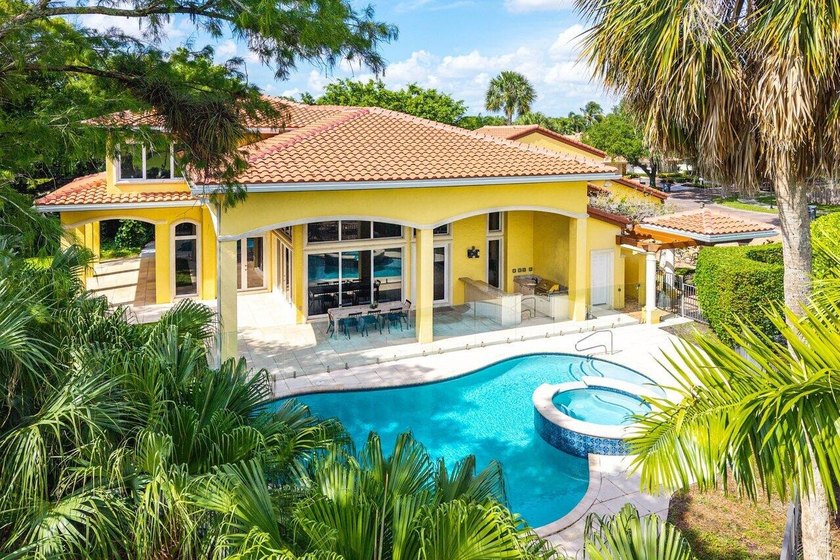 Stunning 6-bedroom, 5-bathroom, 2-half-bath estate overlooking - photo 2