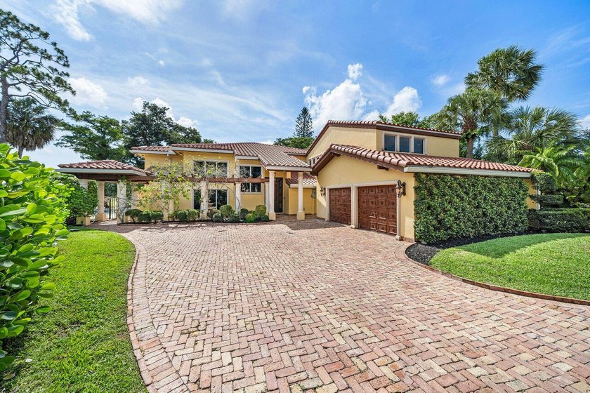 Stunning 6-bedroom, 5-bathroom, 2-half-bath estate overlooking - photo 3