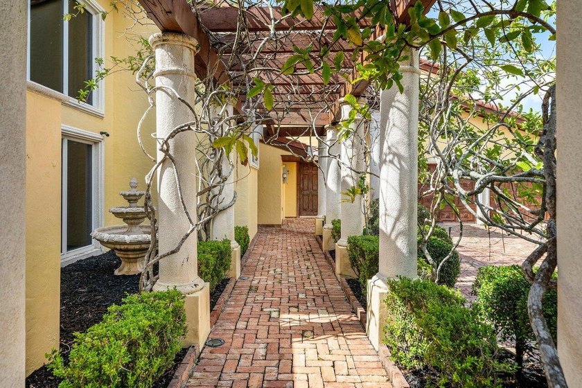 Stunning 6-bedroom, 5-bathroom, 2-half-bath estate overlooking - photo 4