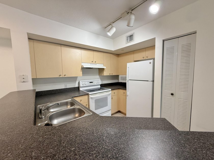 Investors welcome. Discover exceptional value in this 1st-floor - photo 5
