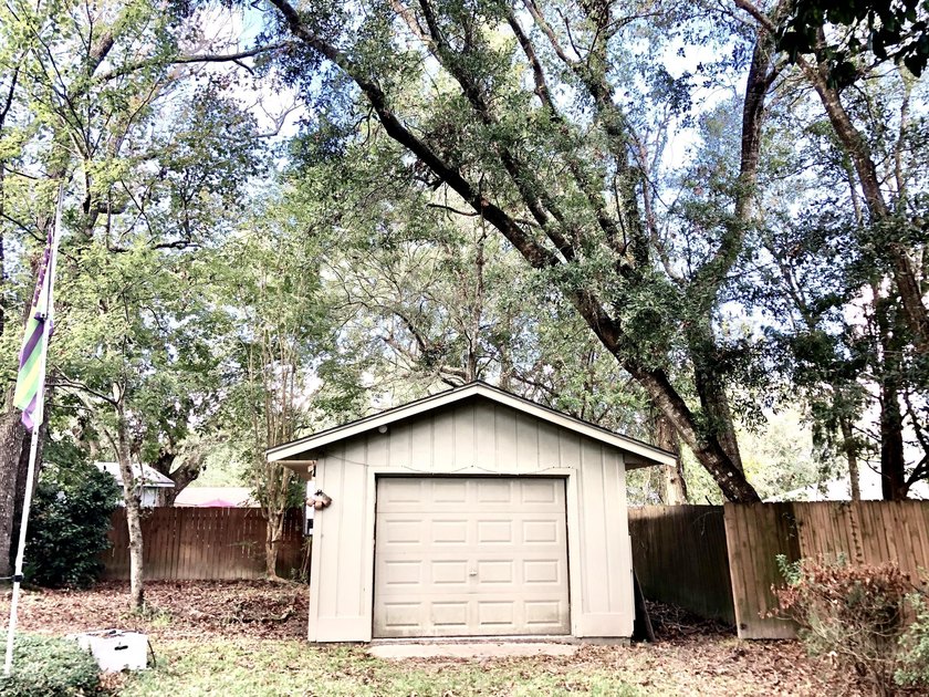 Welcome home to the prettiest neighborhood in Gautier. Huge Live - photo 19