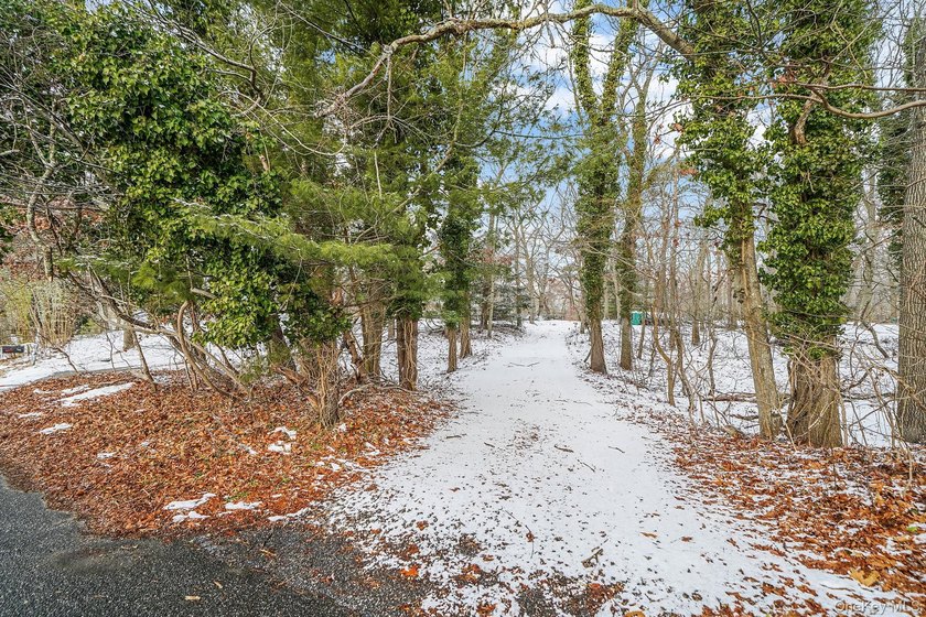 This cute and cozy Farmhouse sits high on a hill on 1.14 acres - photo 3