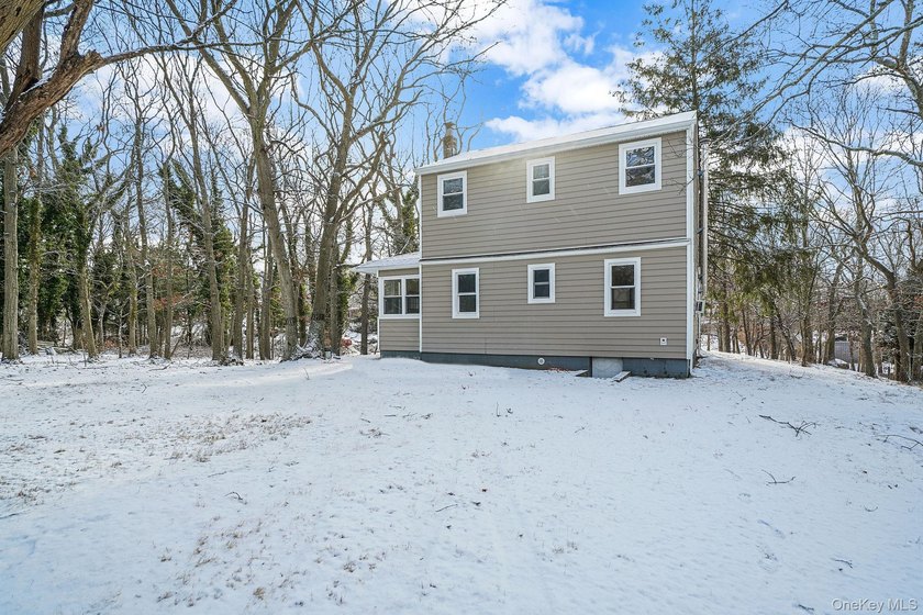 This cute and cozy Farmhouse sits high on a hill on 1.14 acres - photo 5