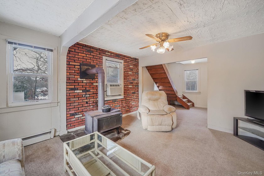 This cute and cozy Farmhouse sits high on a hill on 1.14 acres - photo 8
