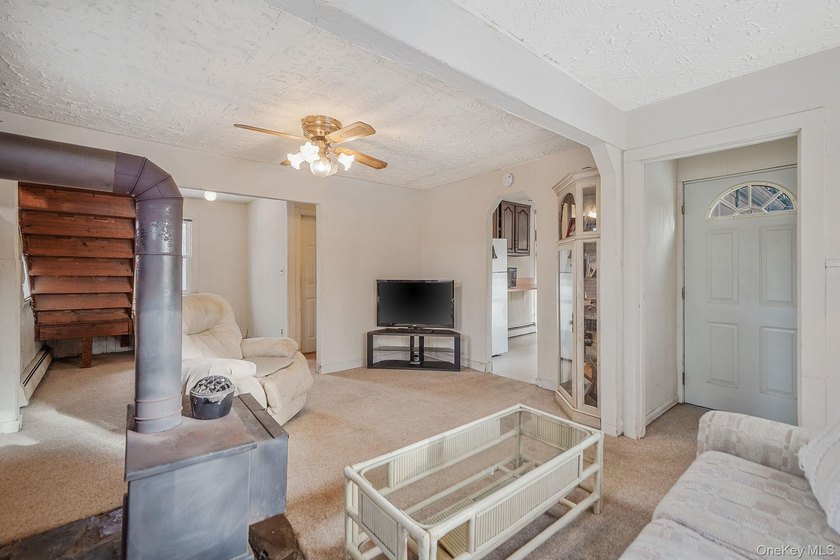This cute and cozy Farmhouse sits high on a hill on 1.14 acres - photo 10