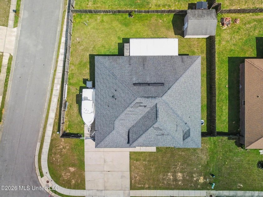Welcome to 18028 Canal Landing Drive in Canal Crossing! This - photo 4