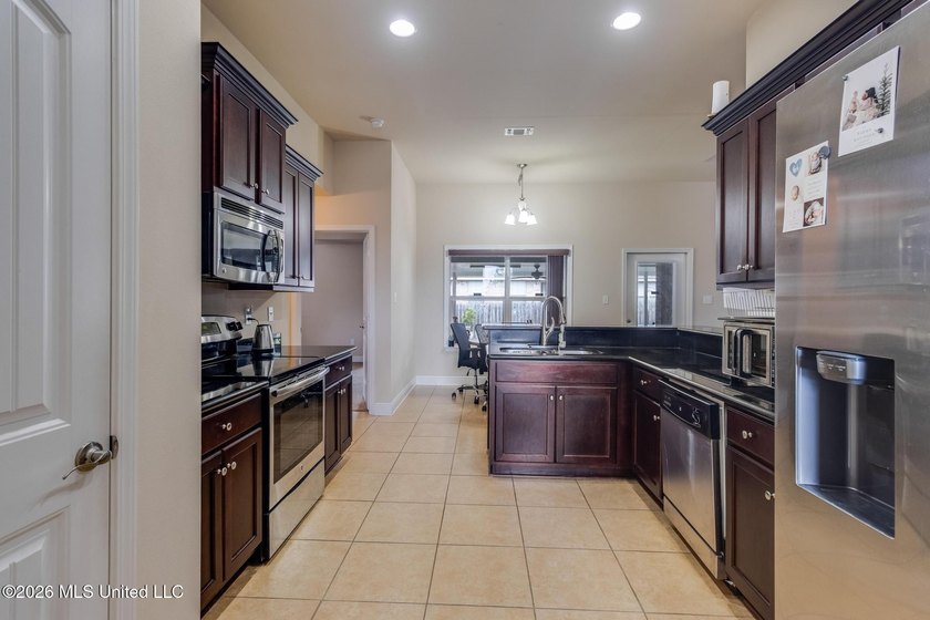 Welcome to 18028 Canal Landing Drive in Canal Crossing! This - photo 7