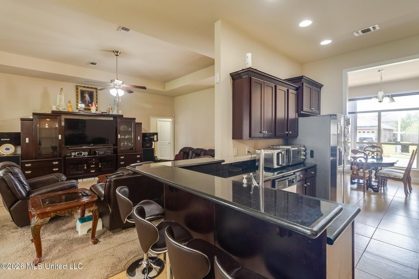 Welcome to 18028 Canal Landing Drive in Canal Crossing! This - photo 9