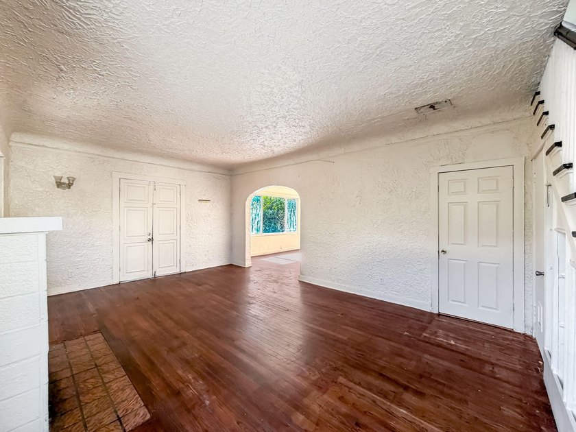 FANTASTIC OPPORTUNITY! Spanish Mission style home with Guest - photo 13