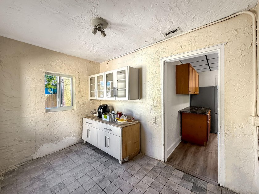 FANTASTIC OPPORTUNITY! Spanish Mission style home with Guest - photo 20