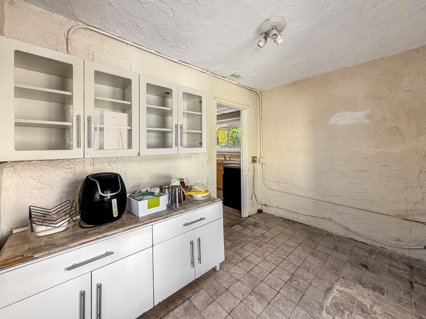 FANTASTIC OPPORTUNITY! Spanish Mission style home with Guest - photo 21