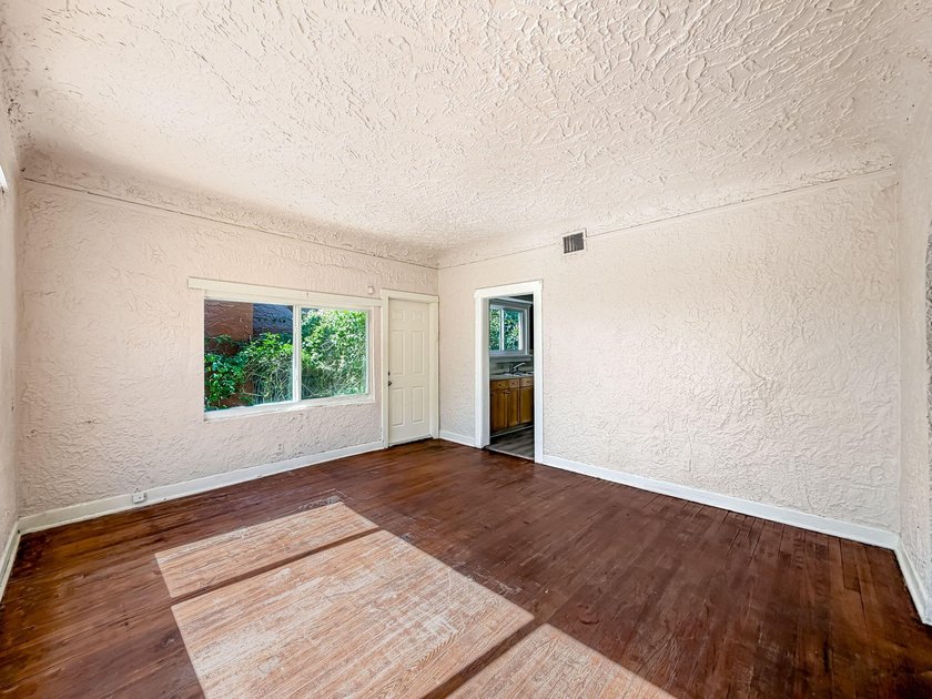 FANTASTIC OPPORTUNITY! Spanish Mission style home with Guest - photo 24