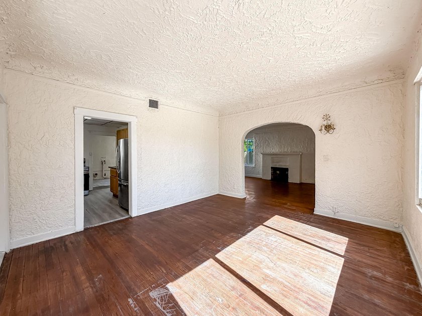 FANTASTIC OPPORTUNITY! Spanish Mission style home with Guest - photo 25
