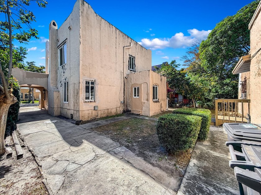 FANTASTIC OPPORTUNITY! Spanish Mission style home with Guest - photo 30