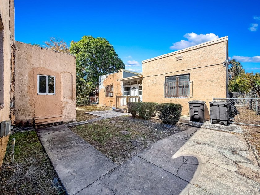 FANTASTIC OPPORTUNITY! Spanish Mission style home with Guest - photo 34
